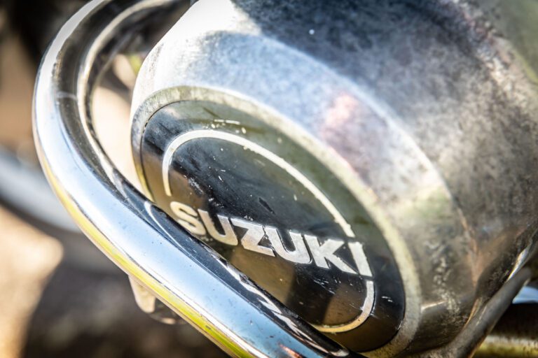 Suzuki GS850 logo close up