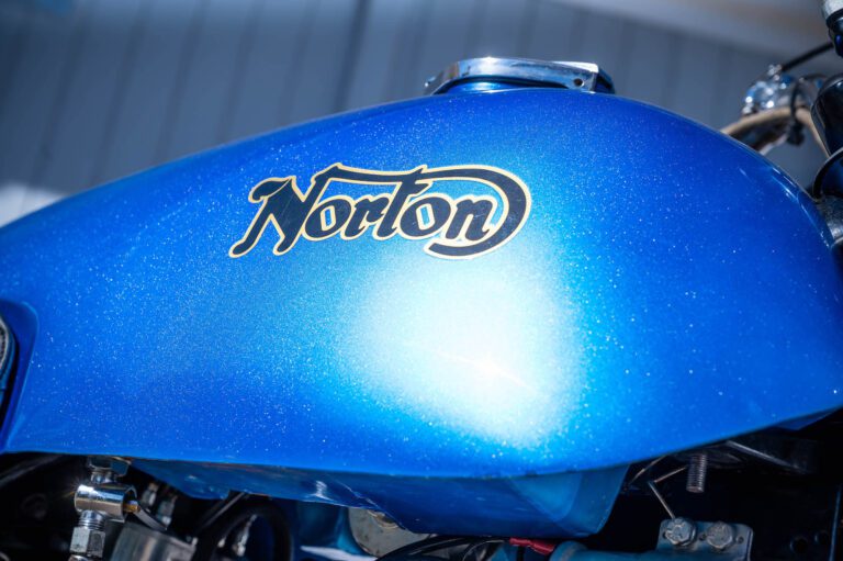 Norton Commando Fastback metallic fuel tank